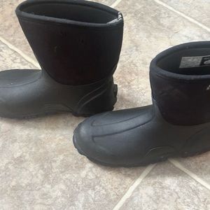 Men’s Size 9 Black mid Bog Boots